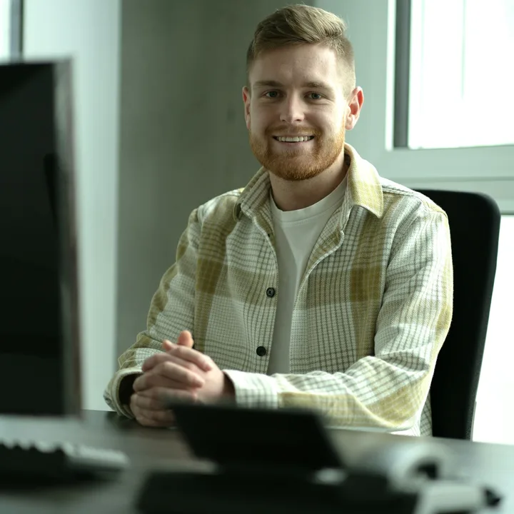 Portrait illustrating a label employee
